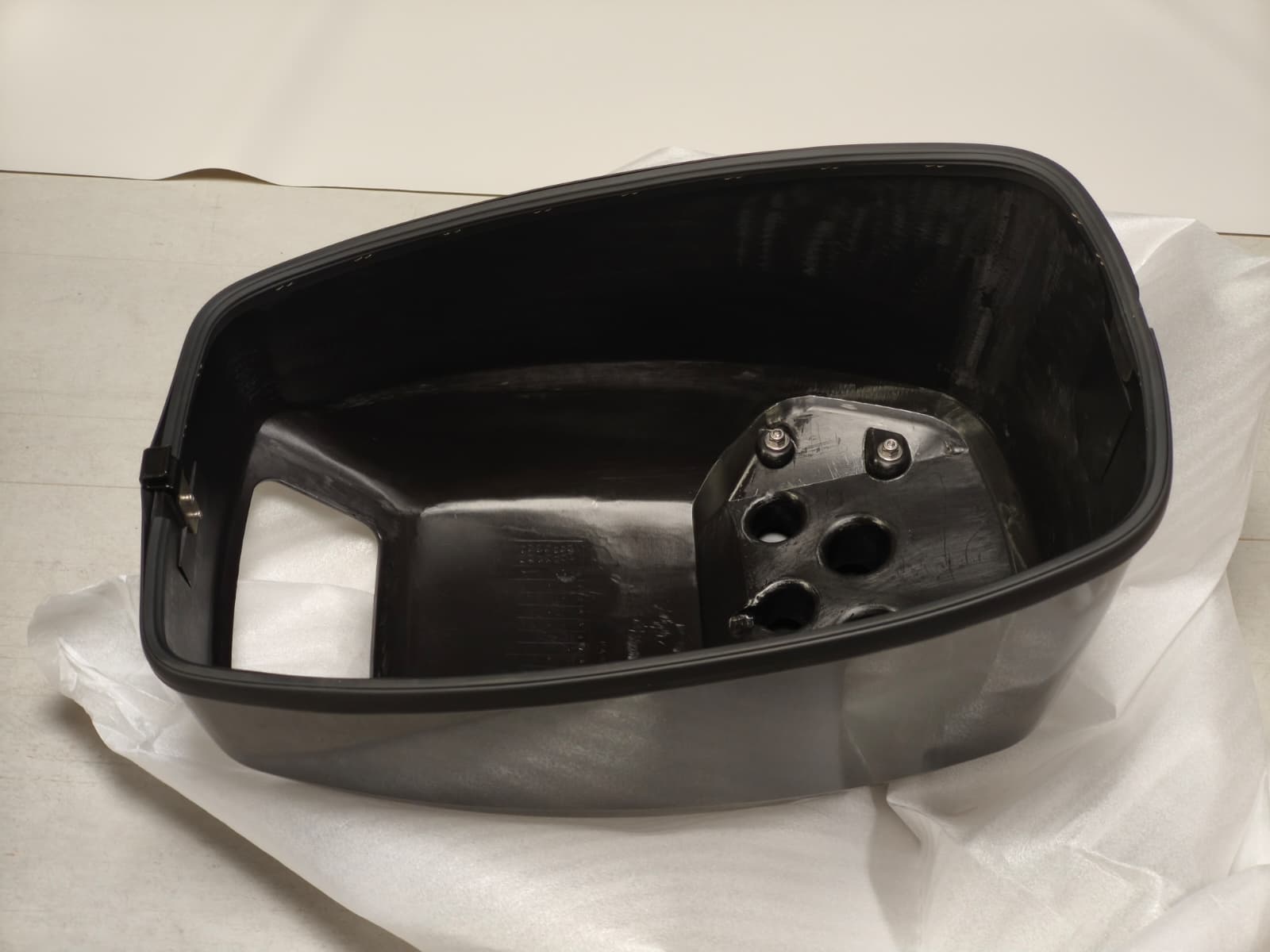 Крышка двигателя для серии Tohatsu MFS15/20C без наклеек и надписей.